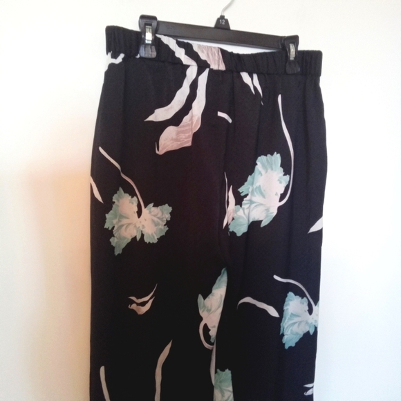 1. STATE Satin Floral Wide Leg Pant with Pockets - Picture 7 of 11
